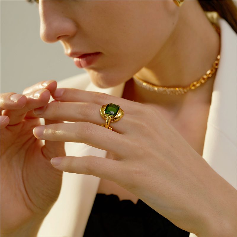 anel dourado com pedra verde 3